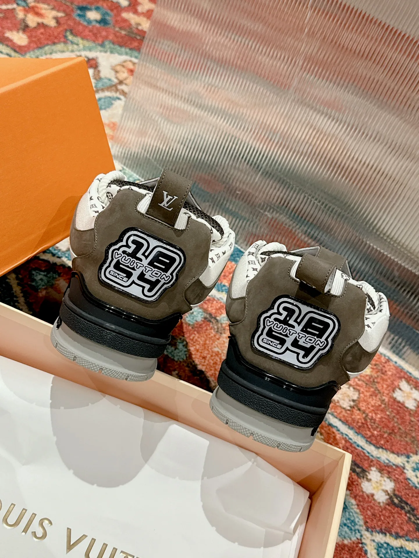 👟👟Ex-factory price 800👟👟 Louis Vuiton·Louis Vuitton🍀 🍀 LV Skate series bread shoes-skateboard shoes-basketball shoes-casual sports shoes top version🔝original purchase, development and production👍🏻[Fireworks] LV Skate has continued The View professional skateboard shoes since 2020. This style continues the fat version of the 90s. Designers added playful touches such as an open mesh tongue and exaggerated laces that pay homage to Axion, es and DC. Unlike your typical skate shoe, this LVSK8 sneaker is made from nubuck leather with TPU trim and Monogram texture. Finally, there are the logos on the heel and tongue as well as the floral pattern on the side. ☑️ Fabric: Original customized first-layer cowhide + breathable mesh ☑️ Lining: Original imported breathable mesh ☑️ Size: Female 35-40 Male 39-44 (Female 40, Male 45.46 customized, non-refundable)